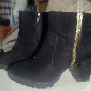 Elegant Black Heeled Boots with Gold Zipper